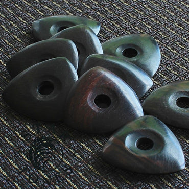 Timber-tones ティンバー・トーンズ STAシリーズ ラージトライアングルギターピック 丸穴 イギリス製 滑り止め・耐磨耗