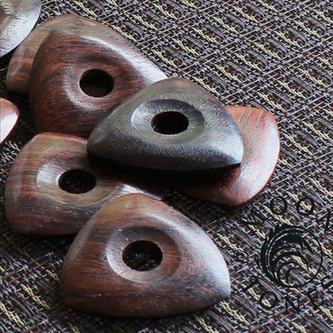 Timber-tones ティンバー・トーンズ MONシリーズ スモールトライアングルギターピック 丸穴 イギリス製 滑り止め 耐磨耗