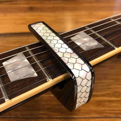 Thalia Capos ギターカポタスト Black Chrome Pearl Dragon Scales TH-CB202-01