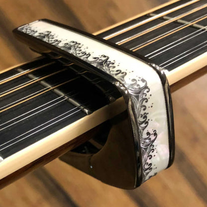 Thalia Capos ギターカポタスト Black Chrome White Pearl Waves TH-CB201-01